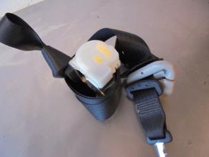 Used Rear seatbelt, centre Toyota Yaris III (P13) 1.0 12V VVT-i Price on request offered by Autohandel-Smet Gebroeders NV