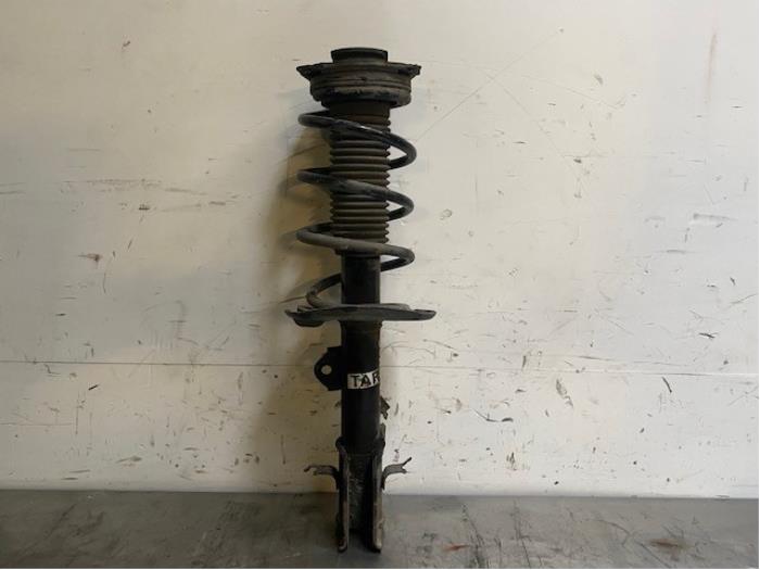Front shock absorber, right from a Nissan Juke (F15)  2015