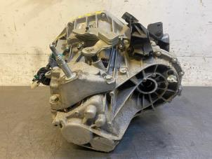Used Gearbox Renault Captur (2R) 1.5 Energy dCi 110 FAP Price on request offered by Autohandel-Smet Gebroeders NV