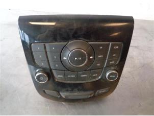 Gebrauchte Radio CD Spieler Chevrolet Orlando (YYM/YYW) 1.8 16V VVT Preis auf Anfrage angeboten von Autohandel-Smet Gebroeders NV