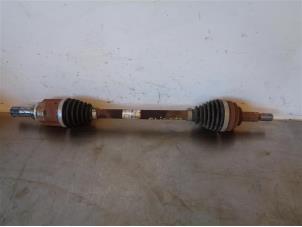 Used Front drive shaft, left Renault Clio Price on request offered by Autohandel-Smet Gebroeders NV