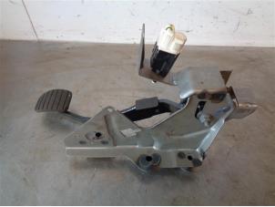 Used Brake pedal Renault Clio Price on request offered by Autohandel-Smet Gebroeders NV
