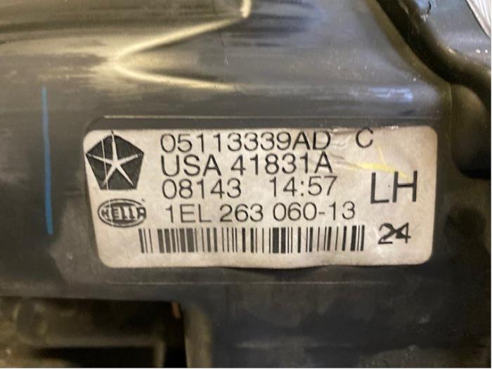 Używane Reflektor lewy Chrysler Voyager/Grand Voyager (RG/RS) 2.8 CRD 16V Grand Voyager Cena na żądanie oferowane przez Autohandel-Smet Gebroeders NV