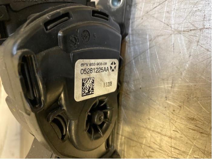 Begagnade Gaspedalsensor Chrysler Voyager/Grand Voyager (RG/RS) 2.8 CRD 16V Grand Voyager Pris på förfrågan erbjuds av Autohandel-Smet Gebroeders NV
