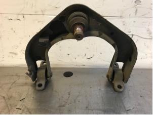 Used Front upper wishbone, left Ssang Yong Rodius 2.2 SV 220 e-XDi 16V 2WD Price on request offered by Autohandel-Smet Gebroeders NV