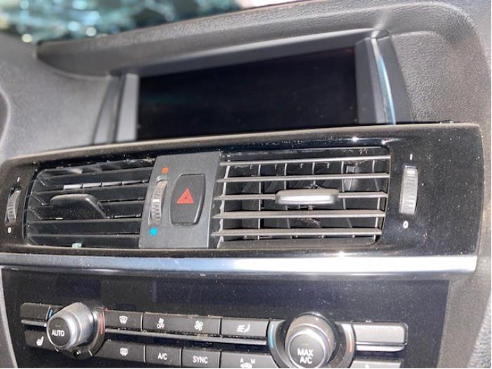 Panel de control de aire acondicionado de un BMW X4 (F26) xDrive35d 24V 2016