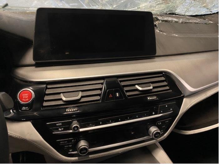 Begagnade Innerdisplay BMW 5 serie (G30) M5 xDrive 4.4 V8 32V TwinPower Turbo Pris på förfrågan erbjuds av Autohandel-Smet Gebroeders NV