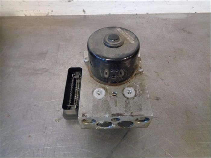 Begagnade ABS-pump Volvo XC70 (BZ) Pris på förfrågan erbjuds av Autohandel-Smet Gebroeders NV