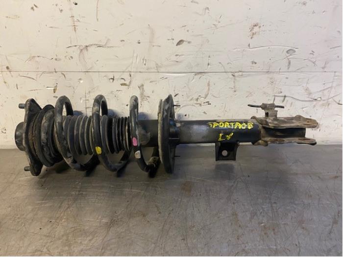 Fronts shock absorber, left from a Kia Sportage (SL) 1.7 CRDi 16V 4x2 2014