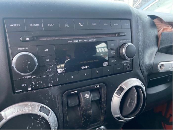 Używane Odtwarzacz CD Jeep Wrangler Unlimited (JK) 2.8 CRD 16V 4x4 Cena na żądanie oferowane przez Autohandel-Smet Gebroeders NV