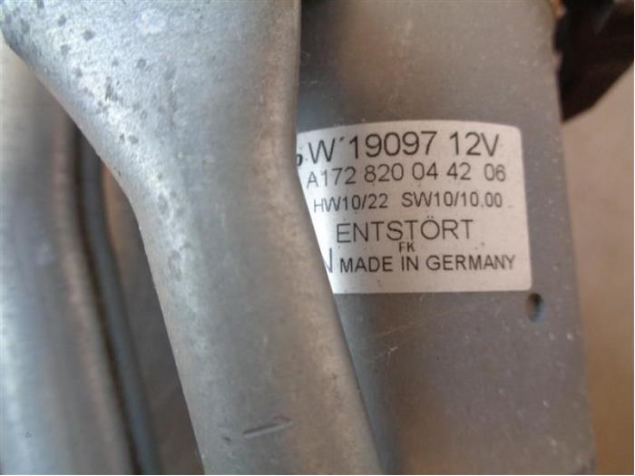 Front wiper motor from a Mercedes-Benz SLK (R172) 2.1 250 CDI, 250d 16V 2013