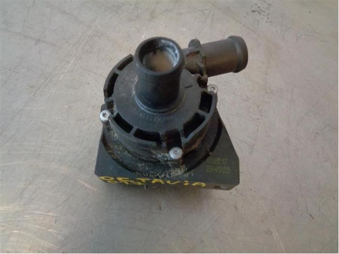 Begagnade Vattenpump Skoda Octavia Combi (5EAC) 1.6 TDI Greenline 16V 4x4 Pris på förfrågan erbjuds av Autohandel-Smet Gebroeders NV