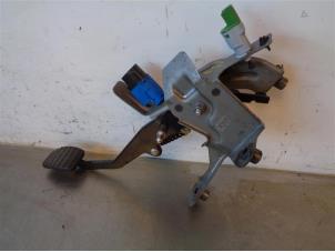 Used Clutch pedal Renault Captur (2R) 1.5 Energy dCi 90 FAP Price on request offered by Autohandel-Smet Gebroeders NV