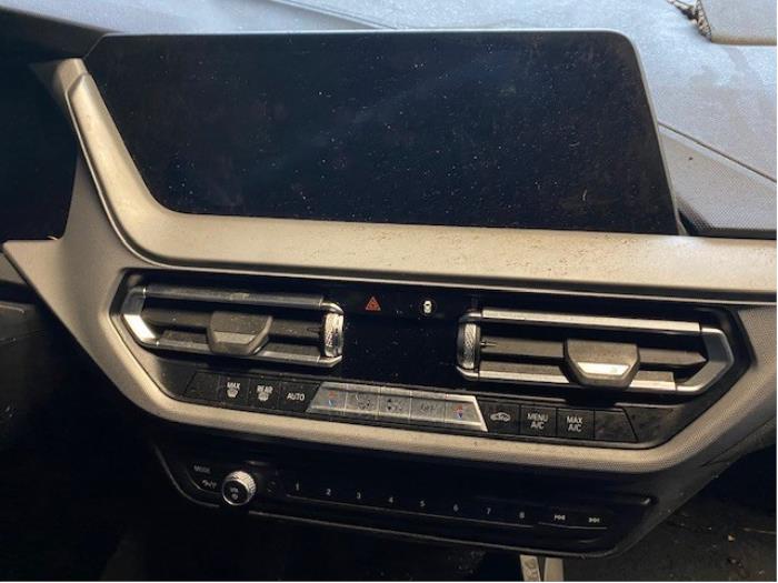 Begagnade Innerdisplay BMW 1 serie (F40) 118i 1.5 TwinPower 12V Pris på förfrågan erbjuds av Autohandel-Smet Gebroeders NV