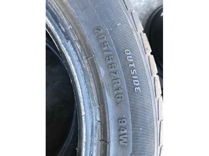 Tire set from a Volvo V40 (MV) 2.0 D2 16V 2018