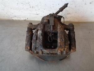 Used Rear brake calliper, left Ssang Yong Rodius 2.7 270 Xdi 20V 4x2 Price on request offered by Autohandel-Smet Gebroeders NV