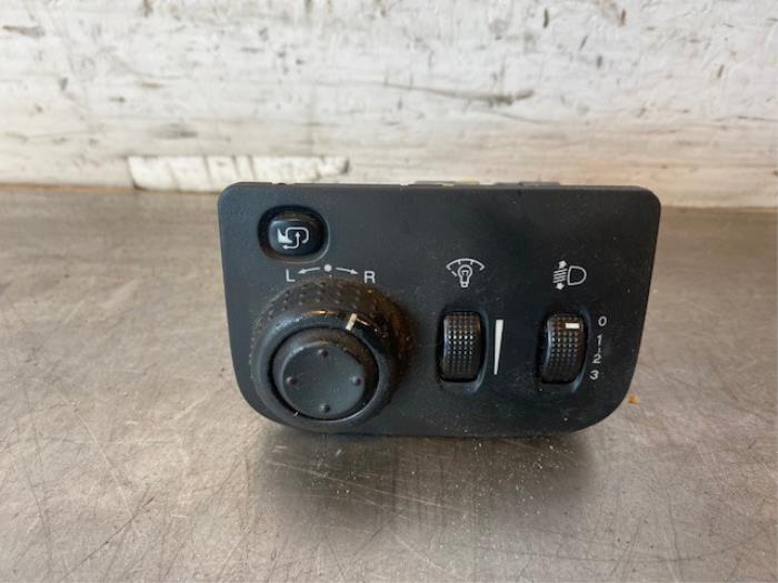 Usados Interruptor de luz Chevrolet Evanda 2.0 16V Precio de solicitud ofrecido por Autohandel-Smet Gebroeders NV