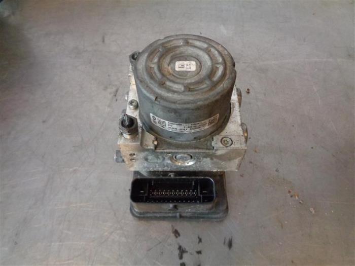 Begagnade ABS-pump Renault Trafic Passenger (1JL/2JL/3JL/4JL) 1.6 dCi 140 Twin Turbo Pris på förfrågan erbjuds av Autohandel-Smet Gebroeders NV