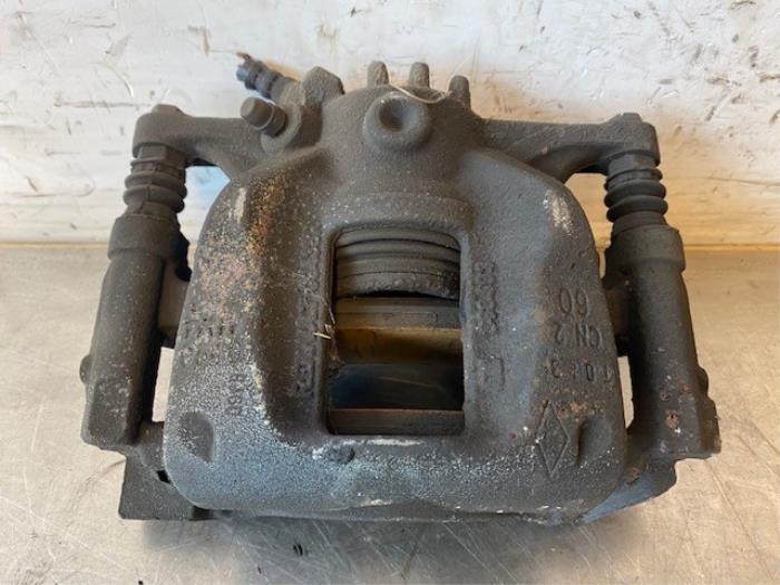 Gebrauchte Bremszange rechts vorne Renault Trafic Passenger (1JL/2JL/3JL/4JL) 1.6 dCi 140 Twin Turbo Preis auf Anfrage angeboten von Autohandel-Smet Gebroeders NV