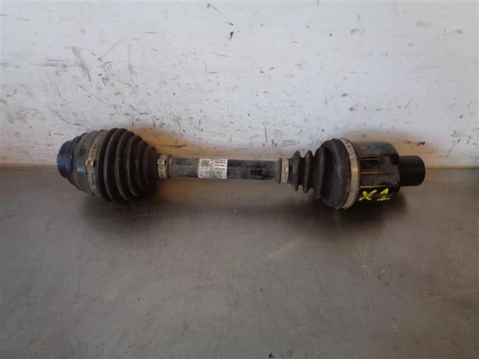 Front drive shaft, left from a BMW X1 (F48) xDrive 20d 2.0 16V 2016