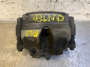 Used Front brake calliper, right Volkswagen Crafter (SY) 2.0 TDI RWD Price on request offered by Autohandel-Smet Gebroeders NV