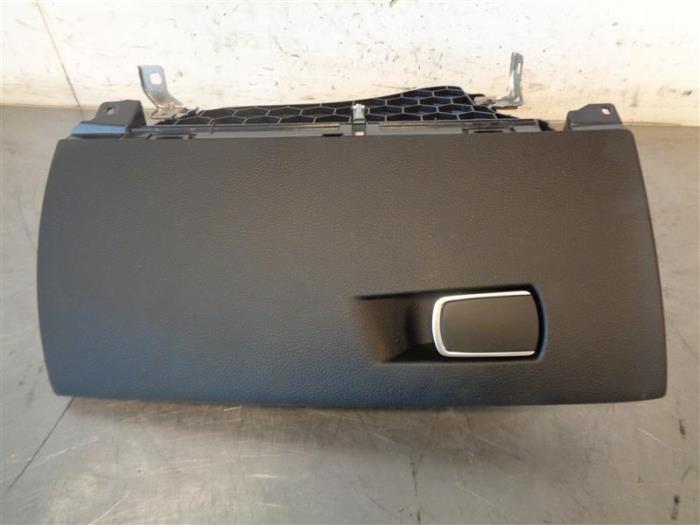 Begagnade Handskfack BMW 1 serie (F20) 116d 1.5 12V TwinPower Pris på förfrågan erbjuds av Autohandel-Smet Gebroeders NV
