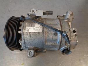 Used Air conditioning pump Renault Captur (2R) 0.9 Energy TCE 12V Price on request offered by Autohandel-Smet Gebroeders NV