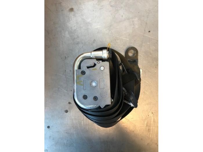 Begagnade Bältessträckare, vänster Toyota Yaris III (P13) 1.5 16V Hybrid Pris på förfrågan erbjuds av Autohandel-Smet Gebroeders NV