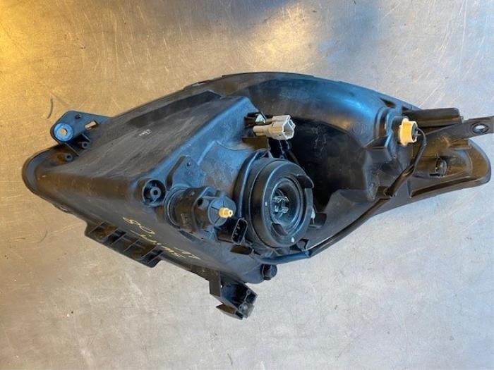 Używane Reflektor lewy Suzuki Swift (ZA/ZC/ZD1/2/3/9) 1.3 VVT 16V Cena na żądanie oferowane przez Autohandel-Smet Gebroeders NV