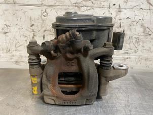 Used Rear brake calliper, right Nissan Qashqai (J11) Price on request offered by Autohandel-Smet Gebroeders NV