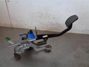Used Clutch pedal Renault Captur (2R) 1.5 Energy dCi 110 FAP Price on request offered by Autohandel-Smet Gebroeders NV