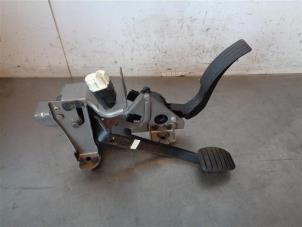 Used Set of pedals Renault Captur (2R) 1.5 Energy dCi 110 FAP Price on request offered by Autohandel-Smet Gebroeders NV