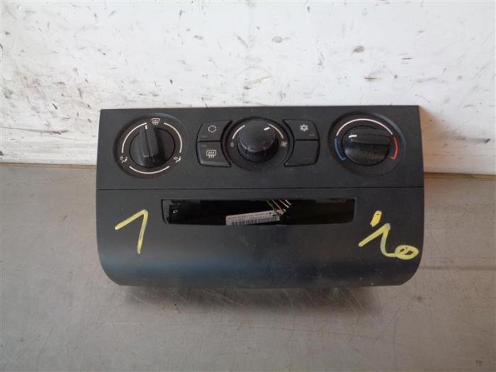 Air conditioning control panel from a BMW 1-Serie 2010