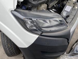 Used Headlight, right Peugeot Boxer (U9) 2.0 BlueHDi 160 Price on request offered by Autohandel-Smet Gebroeders NV