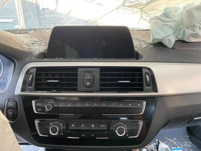 Begagnade Innerdisplay BMW 1 serie (F20) 116i 1.5 12V Pris på förfrågan erbjuds av Autohandel-Smet Gebroeders NV