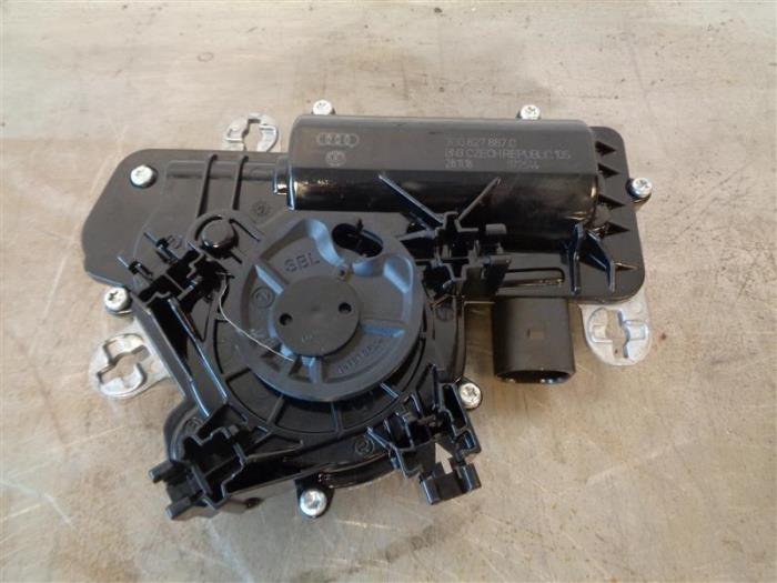 Tailgate lock mechanism from a Volkswagen Tiguan (AD1) 1.5 TSI 16V Evo BlueMotion Technology 2019