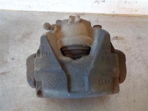 Used Front brake calliper, right Dacia Duster (HS) 1.5 dCi Price on request offered by Autohandel-Smet Gebroeders NV