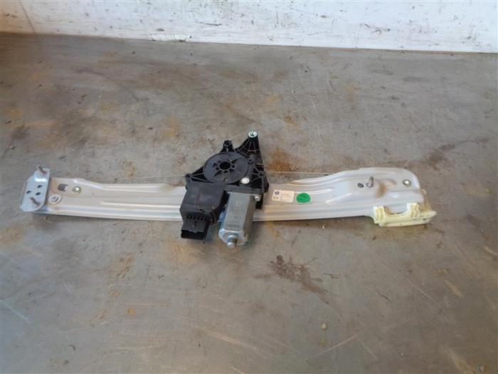 Usados Motor de ventanilla de puerta Opel Crossland (X) 1.2 Turbo 12V Euro 6 Precio de solicitud ofrecido por Autohandel-Smet Gebroeders NV