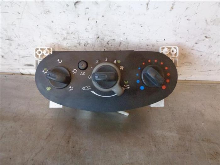 Air conditioning control panel from a Dacia Duster (HS) 1.5 dCi 2011