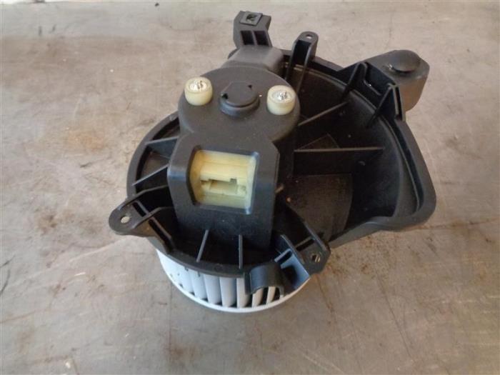 Heating and ventilation fan motor from a Fiat Punto III (199) 1.3 JTD Multijet Start&Stop 16V 2012