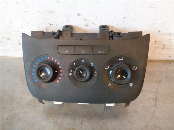 Heater control panel from a Fiat Punto III (199) 1.3 JTD Multijet Start&Stop 16V 2012