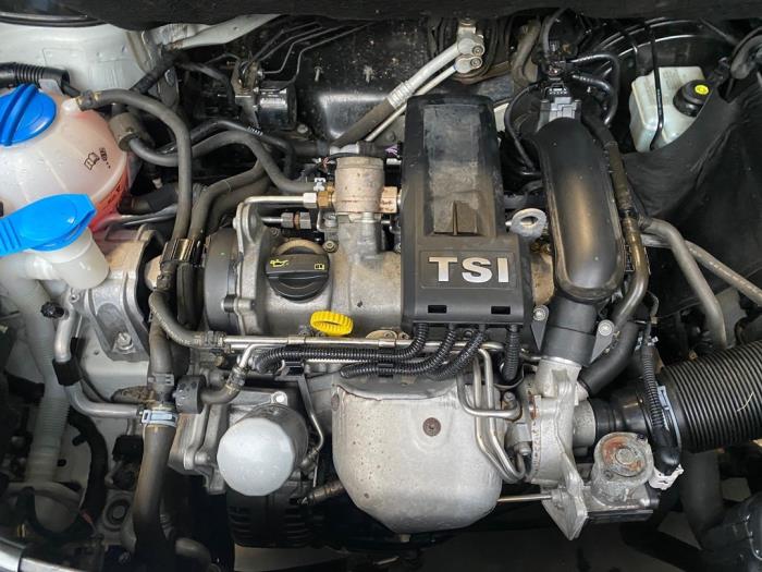 Motor van een Volkswagen Caddy Combi III (2KB,2KJ) 1.2 TSI 2014