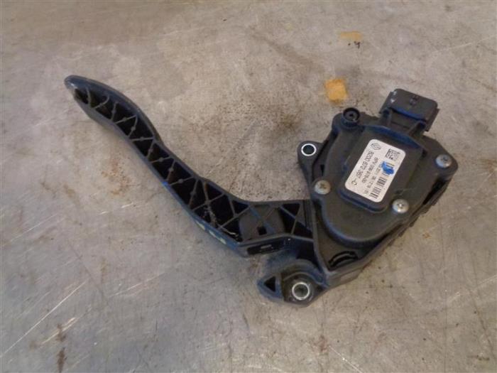 Gebrauchte Gaspedalposition Sensor Renault Master III (FV) 2.3 dCi 125 16V FWD Preis auf Anfrage angeboten von Autohandel-Smet Gebroeders NV