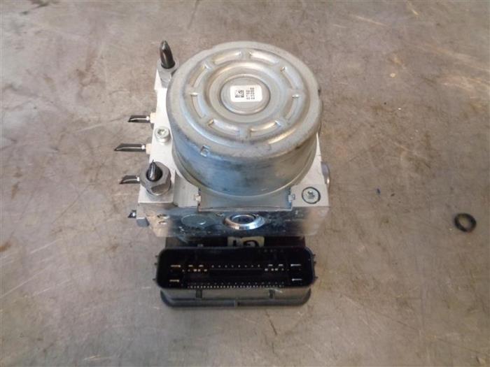 Begagnade ABS-pump Ford Fiesta 7 1.1 Ti-VCT 12V 85 Pris på förfrågan erbjuds av Autohandel-Smet Gebroeders NV