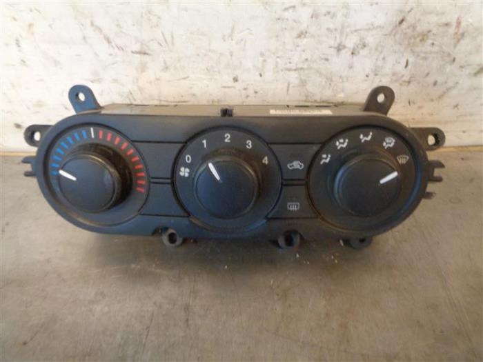Klimabedienteil van een Ford Ranger 2.2 TDCi 16V 125 4x4 2014