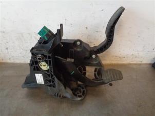 Used Set of pedals Renault Trafic (1FL/2FL/3FL/4FL) 1.6 dCi 95 Price on request offered by Autohandel-Smet Gebroeders NV