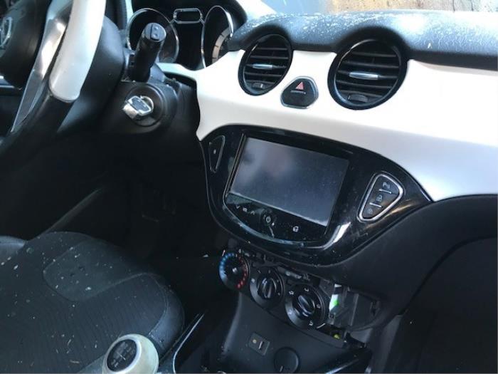 Używane Radio Opel Adam 1.2 16V Cena na żądanie oferowane przez Autohandel-Smet Gebroeders NV