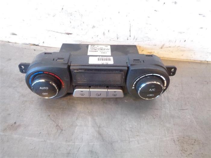 Air conditioning control panel from a Hyundai i20 1.4i 16V 2009