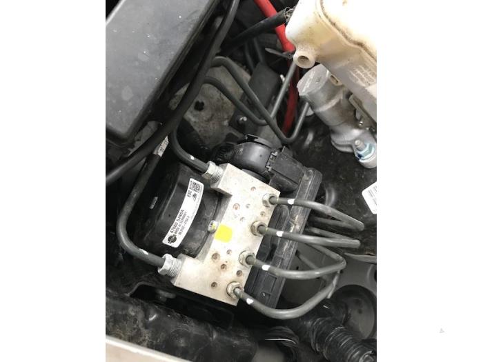 Używane Pompa ABS Renault Alaskan 2.3 dCi 190 4x4 Cena na żądanie oferowane przez Autohandel-Smet Gebroeders NV