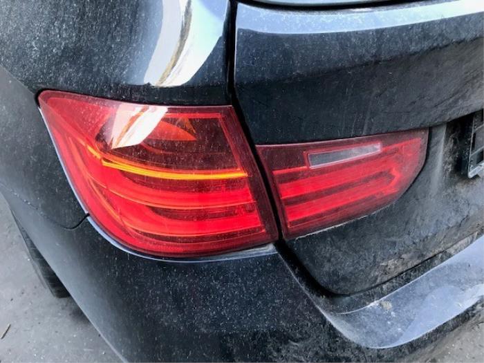 Feu arrière gauche d'un BMW 3 serie Touring (F31) 318d 2.0 16V 2015